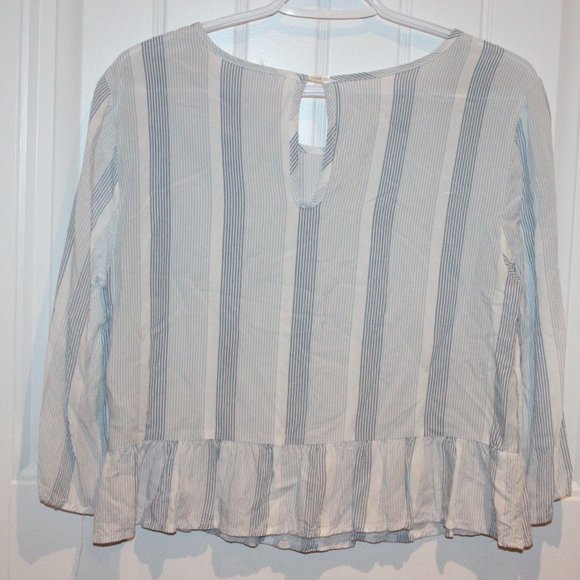 2/$20 🏷 Urban Heritage Blouse Size M - Picture 2 of 3